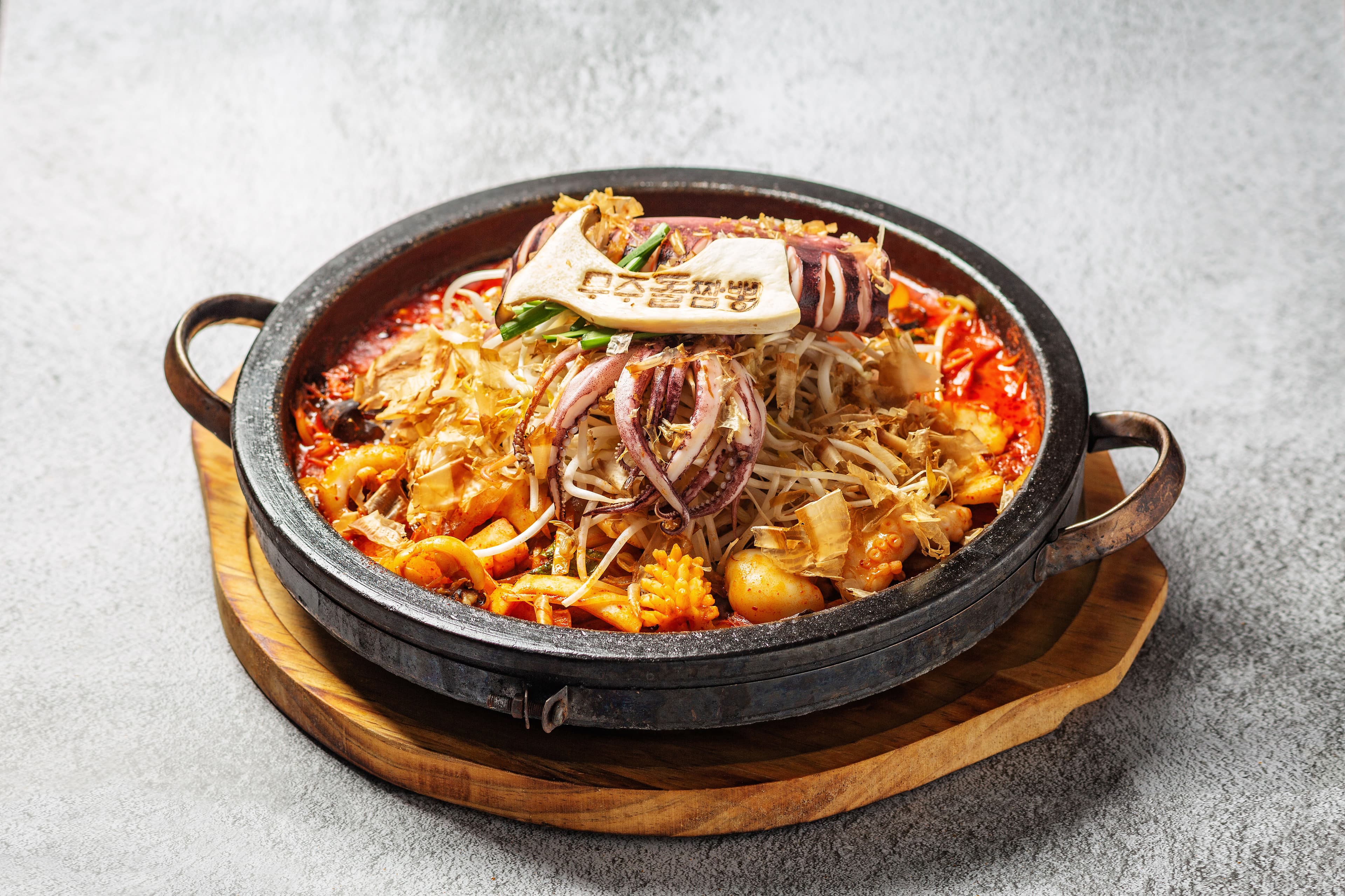 뜨거운 돌판에 담긴 무주돌짬뽕
